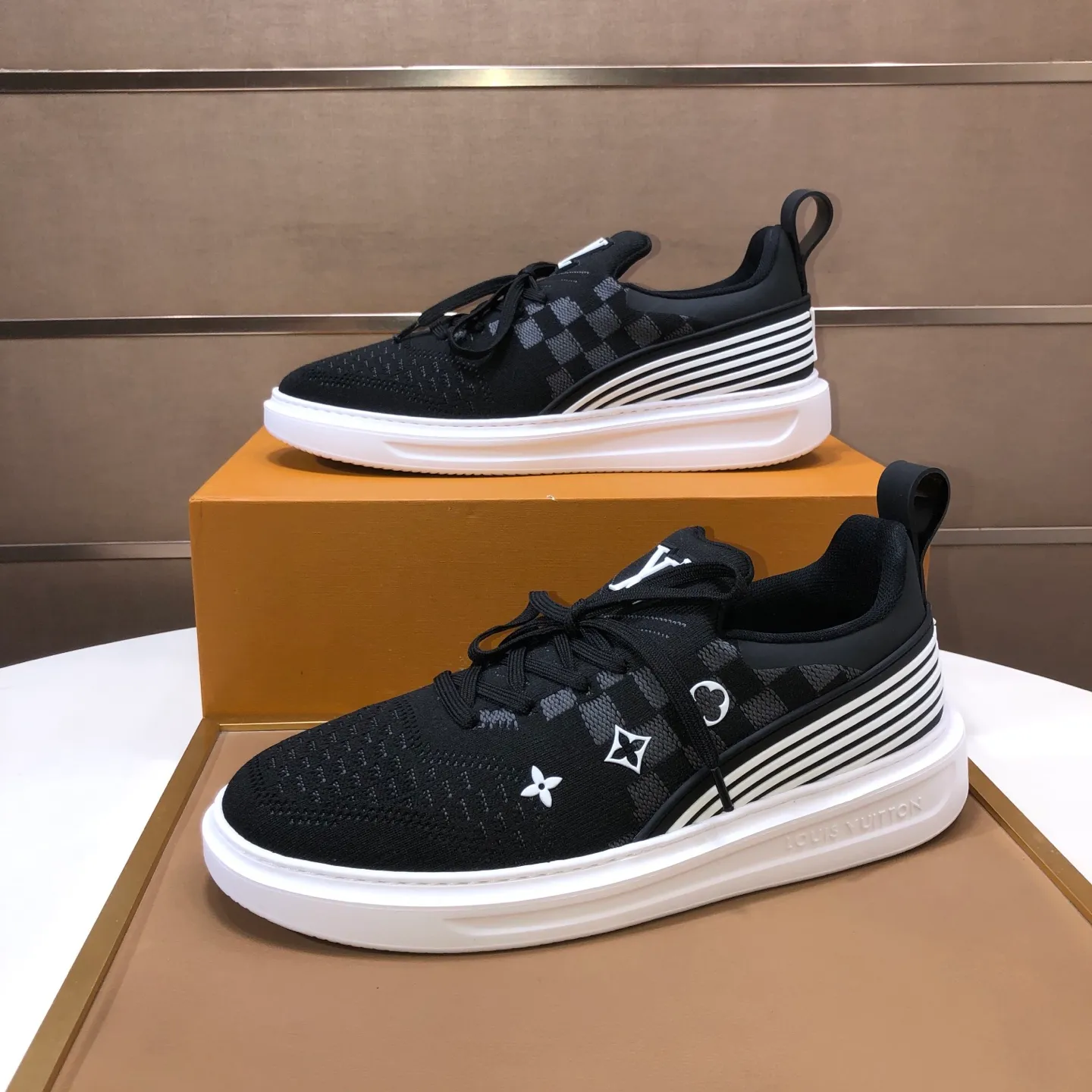 Men's men's shoes 💰640💰Original development, quality shipping, welcome to compare - LV sneaker series sports shoes introduce the loose silhouette of the ready-to-wear series into the spring and summer men's wear shows and make an eye-catching appearance. The cow leather upper is combined with rough fabric laces, and colorful beading highlights the brand's classic elements. LV letters mark the tongue and Monogram floral outsole. Mixed materials Made of top-grain cowhide, thick shoelace design, large Monogram print on the side, mesh lining and cotton feet, the comfort is as extreme as ever, premium heritage, quality first, worth owning! Size: Men’s 38-45 (45 is custom-made and cannot be returned or exchanged)